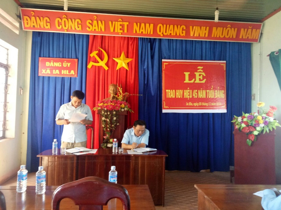 Đồng chí Nguyễn Bá Thạch – Phó Bí thư thường trực Huyện ủy làm việc với thường trực Đảng ủy và Bí thư chi bộ các thôn làng xã Ia Hla