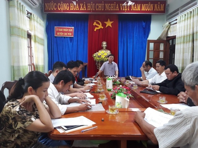 UBND huyện tiếp tục đối thoại với các hộ dân để triển khai thi công tuyến đường nội thị, thị trấn Nhơn Hòa