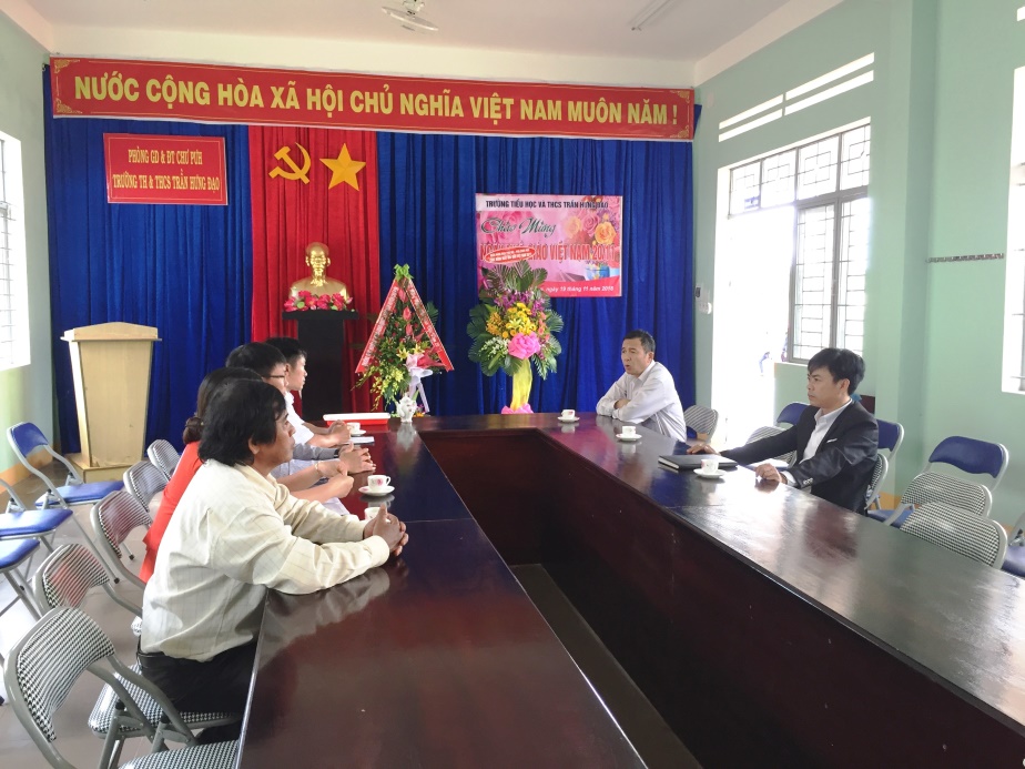 Chủ tịch UBND huyện thăm, chúc mừng Trường Tiểu học và THCS Trần Hưng Đạo