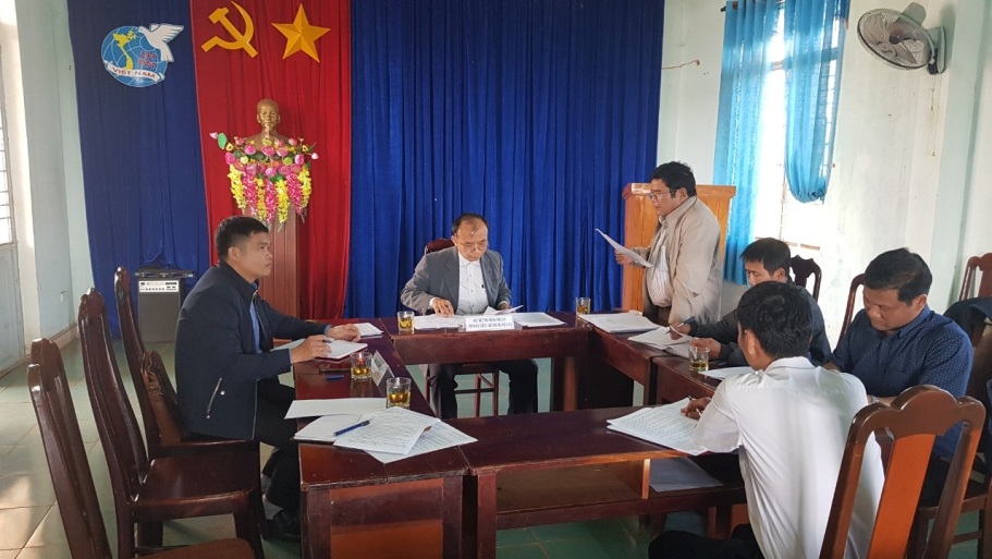 Đồng chí Bí thư Huyện ủy làm việc với Thường trực Đảng ủy xã Ia Rong