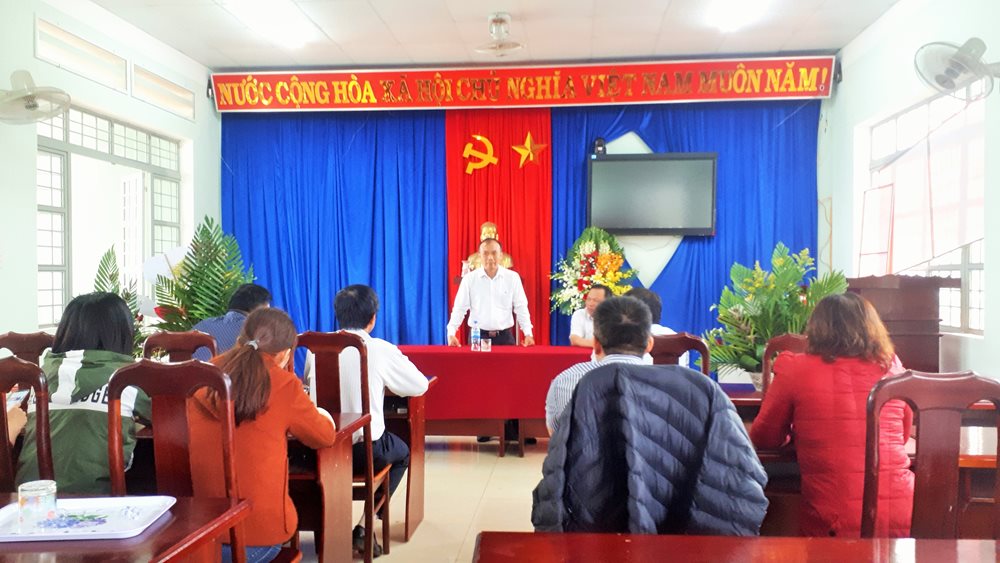 Thường trực Huyện ủy tổ chức thăm và chúc mừng ngày Nhà giáo Việt Nam 20-11