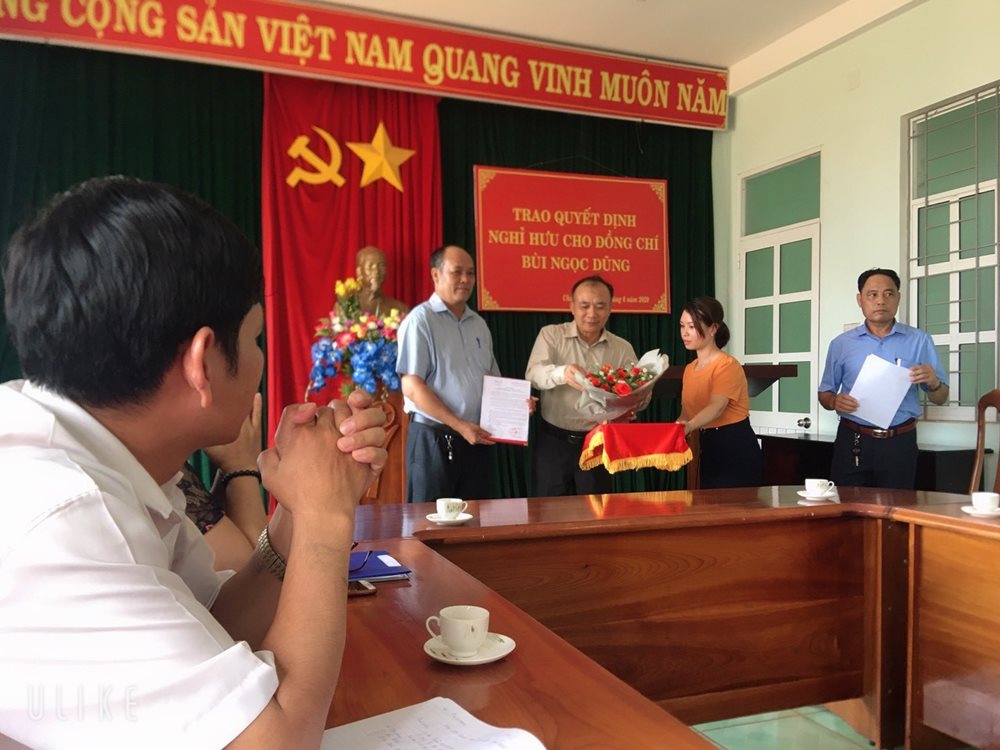 Đồng chí Huỳnh Minh Thuận-TUV, Bí thư Huyện ủy trao quyết định về nghỉ hưu cho đồng chí Bùi Ngọc Dũng-Huyện ủy viên, Phó Chủ tịch UB MTTQVN huyện 