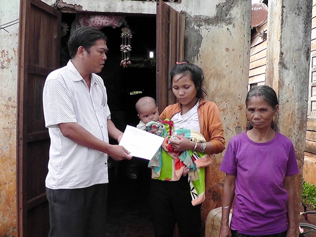 Lãnh đạo huyện Chư Pưh: Thăm và hỗ trợ 15 gia đình bị thiệt hại do bão số 12