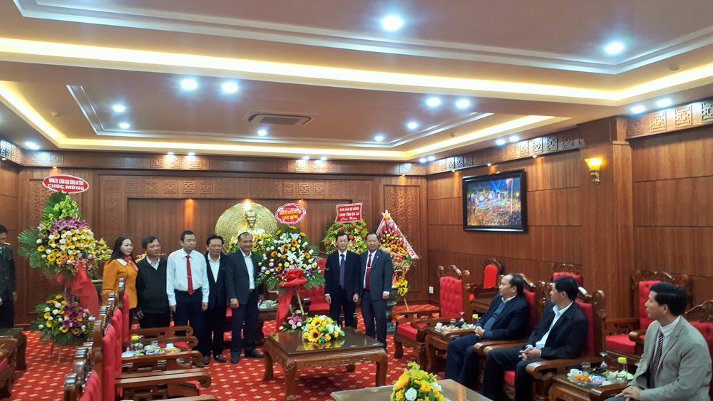 Đảng bộ huyện Chư Pưh chúc mừng Tỉnh ủy Gia Lai nhân Ngày thành lập Đảng Cộng sản Việt Nam