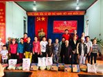 Hội Chữ thập đỏ Phường 5, 6, Quận Bình Thạnh tặng 70 suất quà cho hộ nghèo