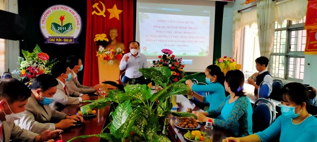 Đồng chí Huỳnh Minh Thuận-Tỉnh ủy viên, Bí thư Huyện ủy, Chủ tịch Hội đồng nhân dân huyện thăm và chúc mừng kỷ niệm 39 năm Ngày nhà giáo Việt Nam (20/11/1982-20/11/2021) tại một số trường trên địa bàn huyện