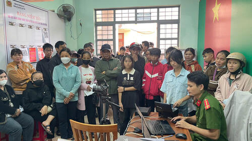 Công an xã Chư Pưh tăng tốc đổi thẻ đảng viên