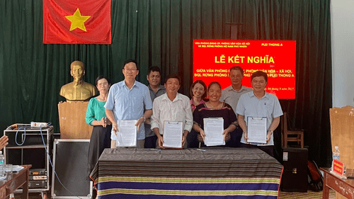 Xã Chư Pưh: Lễ kết nghĩa giữa Văn phòng Đảng ủy, Phòng Văn hóa-Xã hội và Ban Quản lý rừng phòng hộ Nam Phú Nhơn với thôn Thông A.