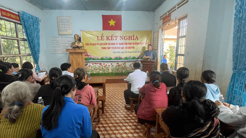 Xã Chư Pưh: Lễ kết nghĩa giữa UBKT Đảng ủy, Trung tâm Phục vụ hành chính công và Trung tâm Y tế xã với thôn Plei Lao