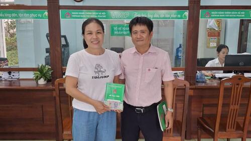 Phòng giao dịch Ngân hàng Chính sách xã hội Chư Pưh giải ngân khoản vay đầu tiên cho vay theo Quyết định 29/2025 của Thủ tướng Chính phủ.