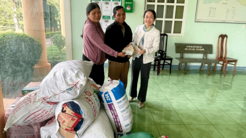 Chư Pưh: Chung tay hướng về vùng lũ phía Đông tỉnh Gia Lai, góp phần sẻ chia khó khăn.