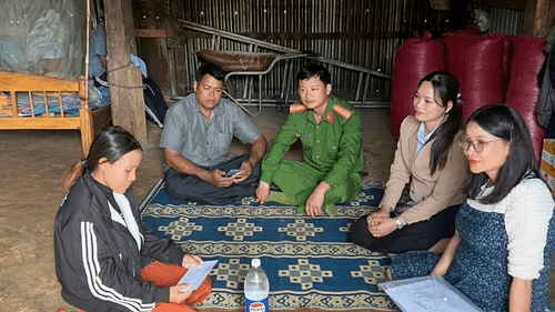 Ban ATGT xã Chư Pưh: Thăm hỏi, động viên, hỗ trợ gia đình các nạn nhân tử vong do tai nạn giao thông.