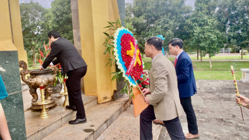 Đảng ủy xã Chư Pưh: Tổ chức Lễ dâng hoa, dâng hương tại Đài tưởng niệm liệt sĩ xã nhân kỷ niệm 80 năm Ngày thành lập Đảng bộ tỉnh Gia Lai (10/12/1945-10/12/2025).