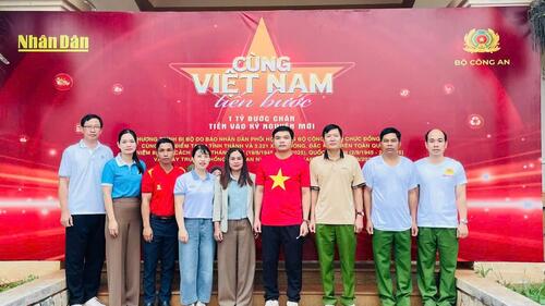 Công an xã Chư Pưh tổ chức hoạt động hưởng ứng “Cùng việt nam tiến bước-1 tỷ bước chân tiến vào kỷ nguyên mới”.