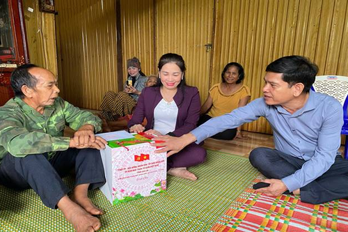 Đồng chí Huỳnh Thị Thuý Vân-Tỉnh uỷ viên, Phó chủ tịch HĐND tỉnh đi thăm, tặng quà cho các gia đình chính sách, người có công tiêu biểu trên địa bàn xã Chư Pưh