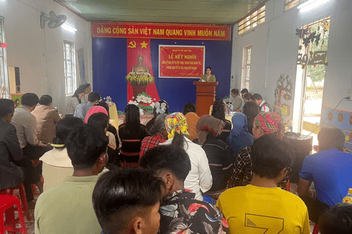 Xã Chư Pưh: Lễ kết nghĩa giữa UBMTTQVN xã, Trung tâm Chính trị xã và Phòng Kinh tế với làng Plei Ngăng.