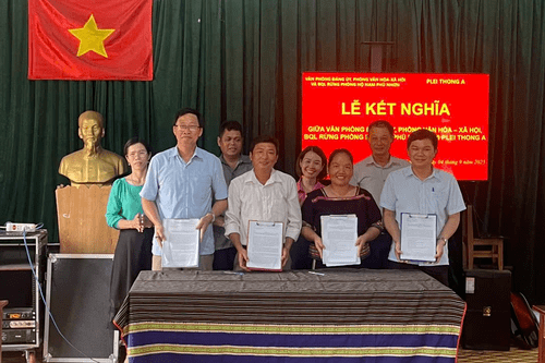 Xã Chư Pưh: Lễ kết nghĩa giữa Văn phòng Đảng ủy, Phòng Văn hóa-Xã hội và Ban Quản lý rừng phòng hộ Nam Phú Nhơn với thôn Thông A.