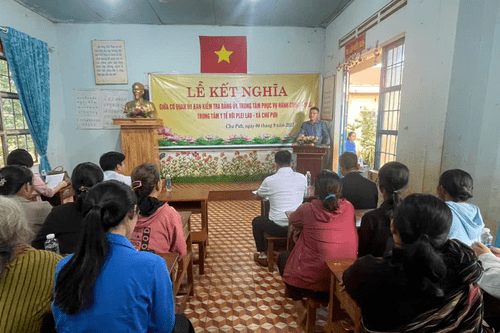 Xã Chư Pưh: Lễ kết nghĩa giữa UBKT Đảng ủy, Trung tâm Phục vụ hành chính công và Trung tâm Y tế xã với thôn Plei Lao