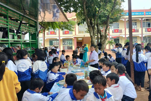 Thư viện Pleiku tổ chức phục vụ đọc sách lưu động phục vụ học sinh tại các trường học trên địa bàn xã Chư Pưh.