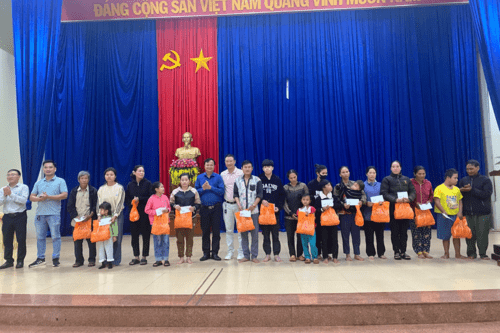 Xã Chư Pưh: Tặng quà cho trẻ em khuyết tật.