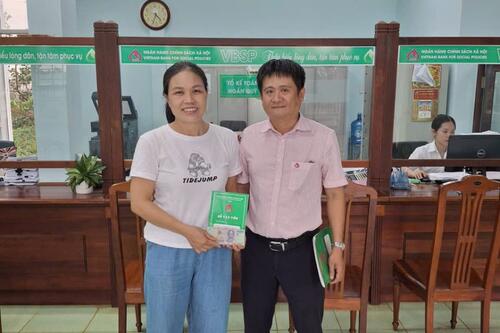 Phòng giao dịch Ngân hàng Chính sách xã hội Chư Pưh giải ngân khoản vay đầu tiên cho vay theo Quyết định 29/2025 của Thủ tướng Chính phủ.