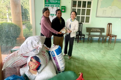 Chư Pưh: Chung tay hướng về vùng lũ phía Đông tỉnh Gia Lai, góp phần sẻ chia khó khăn.