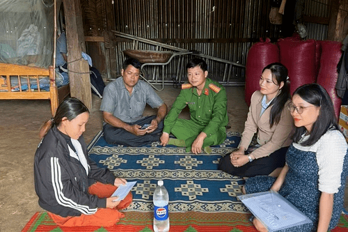 Ban ATGT xã Chư Pưh: Thăm hỏi, động viên, hỗ trợ gia đình các nạn nhân tử vong do tai nạn giao thông.