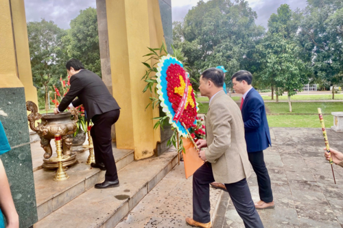 Đảng ủy xã Chư Pưh: Tổ chức Lễ dâng hoa, dâng hương tại Đài tưởng niệm liệt sĩ xã nhân kỷ niệm 80 năm Ngày thành lập Đảng bộ tỉnh Gia Lai (10/12/1945-10/12/2025).
