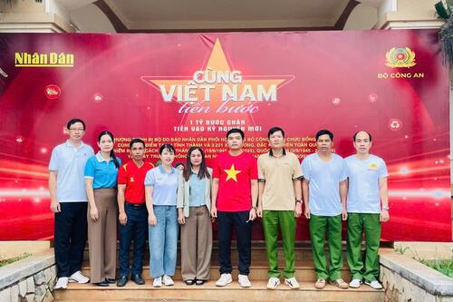 Công an xã Chư Pưh tổ chức hoạt động hưởng ứng “Cùng việt nam tiến bước-1 tỷ bước chân tiến vào kỷ nguyên mới”.